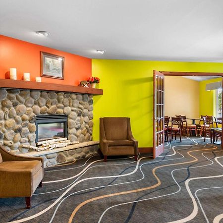 Econo Lodge Inn & Suites О Клер Екстериор снимка