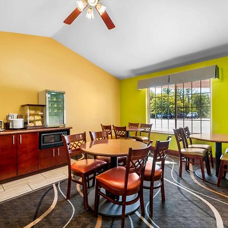 Econo Lodge Inn & Suites О Клер Екстериор снимка