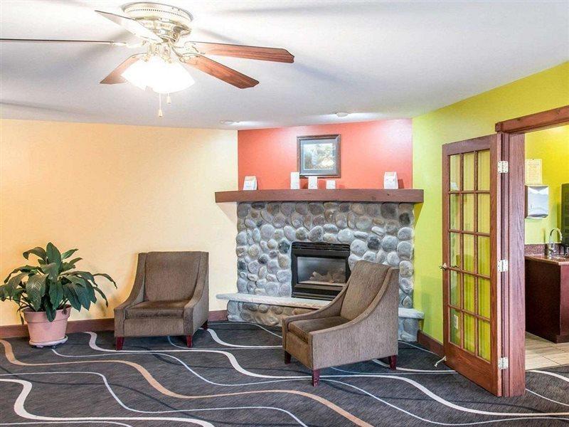 Econo Lodge Inn & Suites О Клер Екстериор снимка