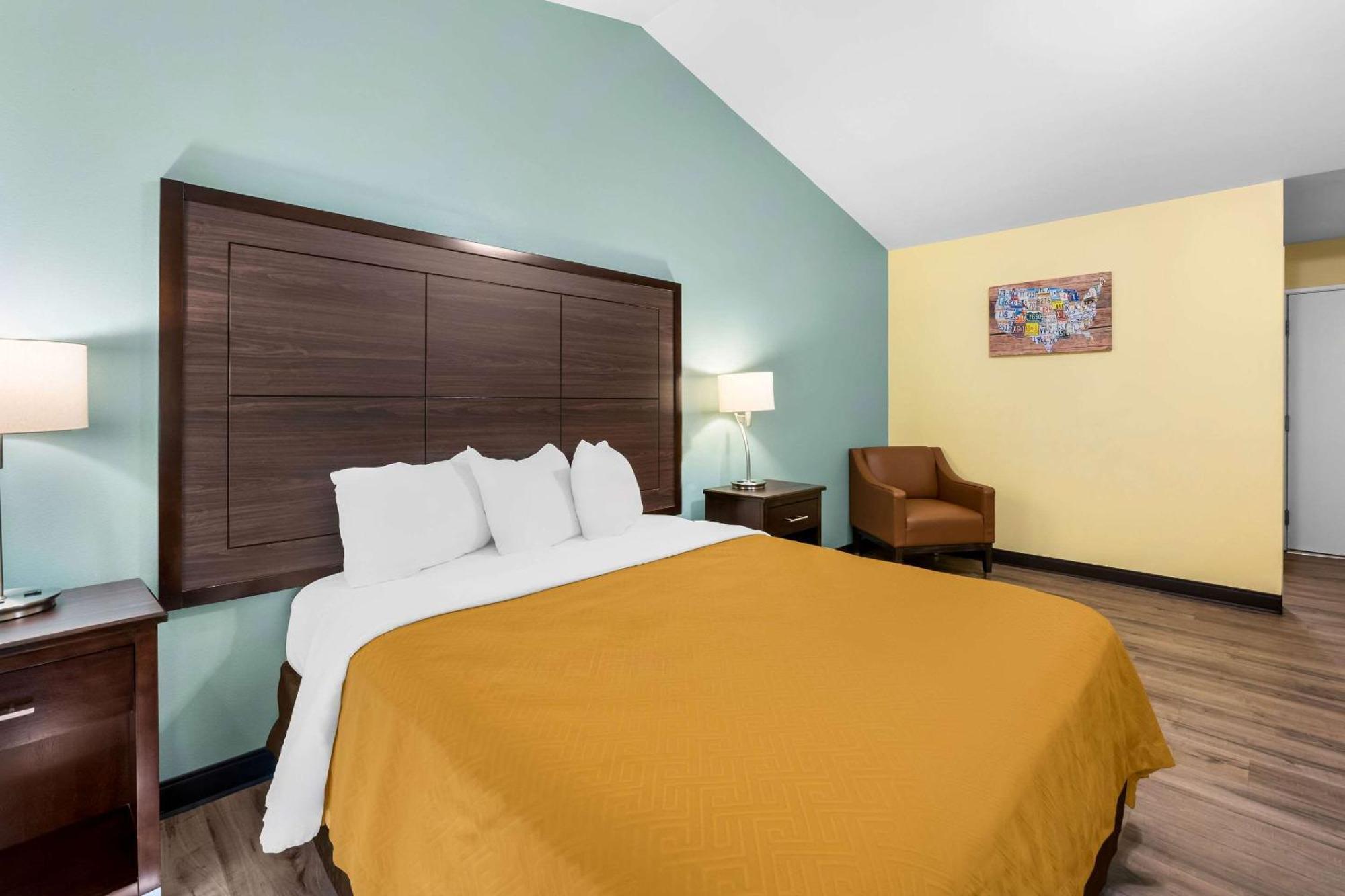 Econo Lodge Inn & Suites О Клер Екстериор снимка