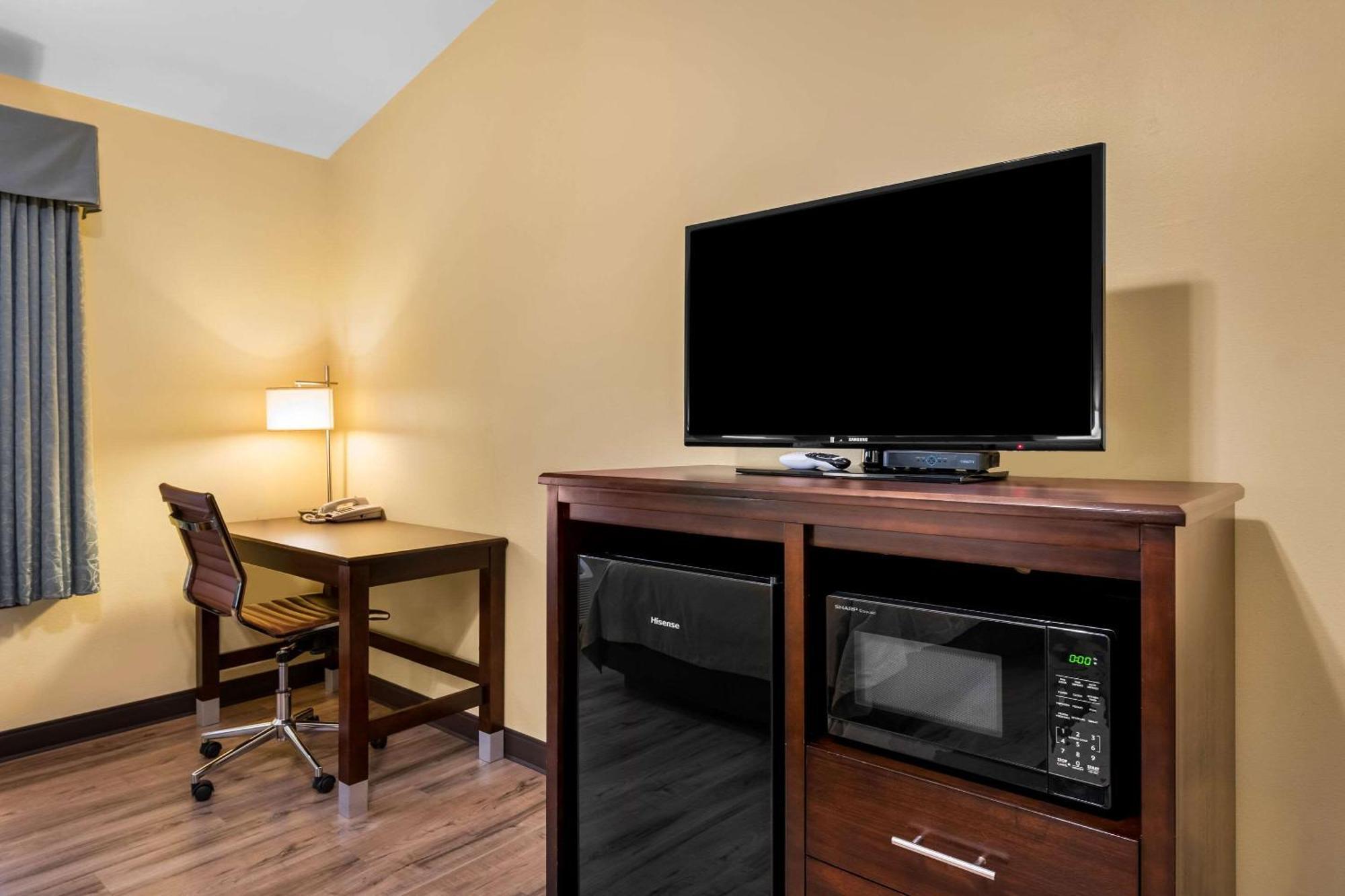 Econo Lodge Inn & Suites О Клер Екстериор снимка