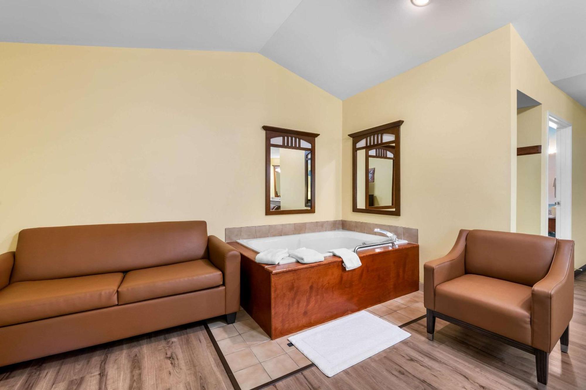 Econo Lodge Inn & Suites О Клер Екстериор снимка