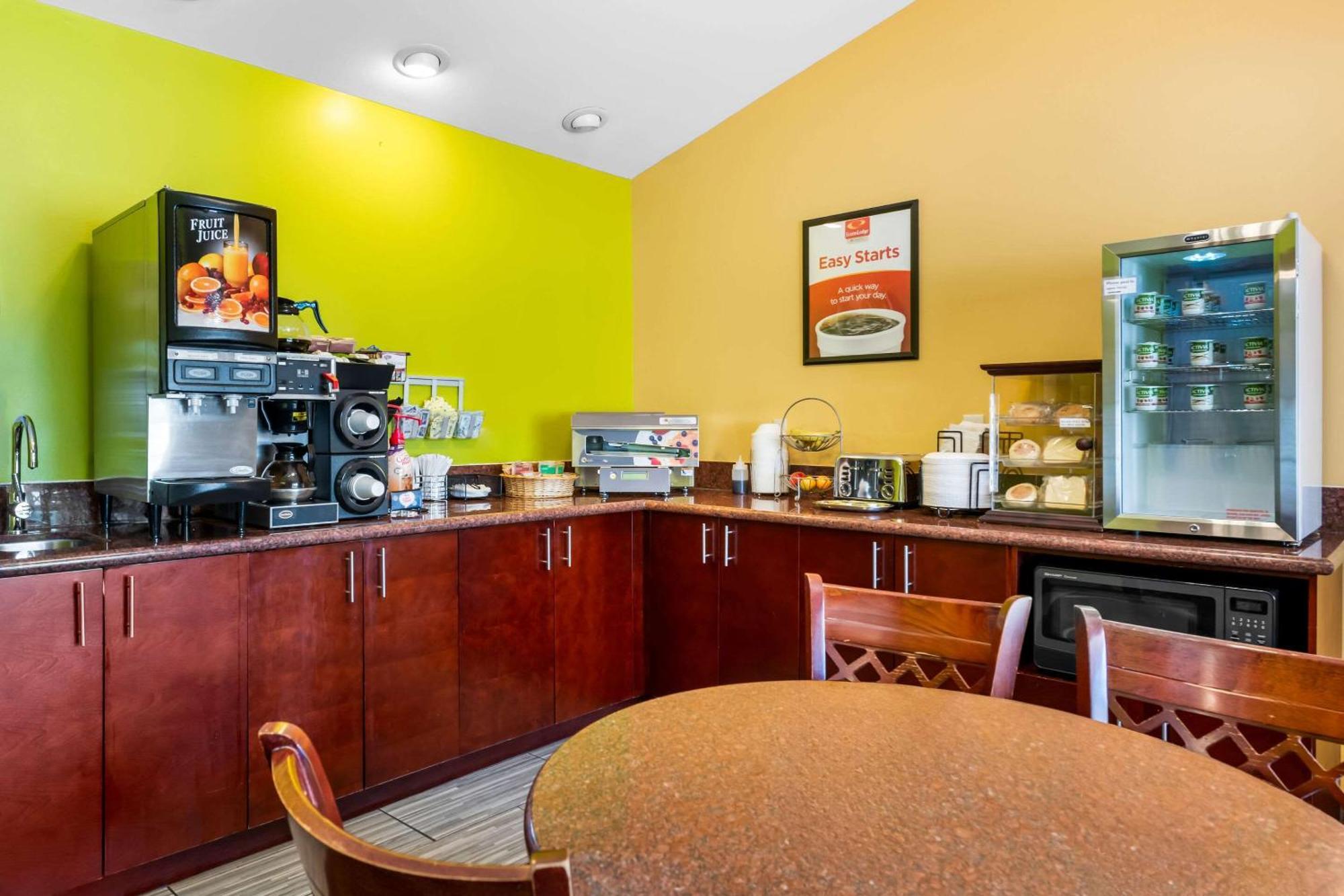 Econo Lodge Inn & Suites О Клер Екстериор снимка