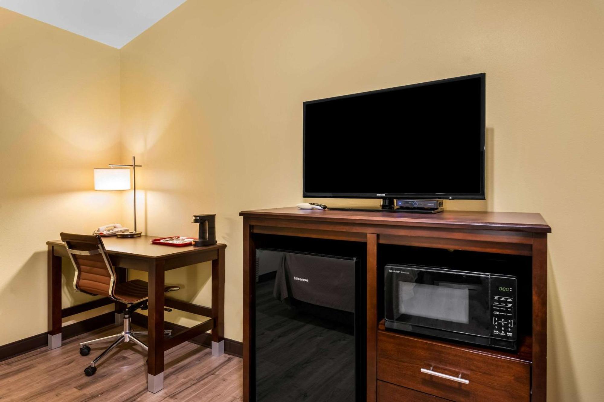 Econo Lodge Inn & Suites О Клер Екстериор снимка