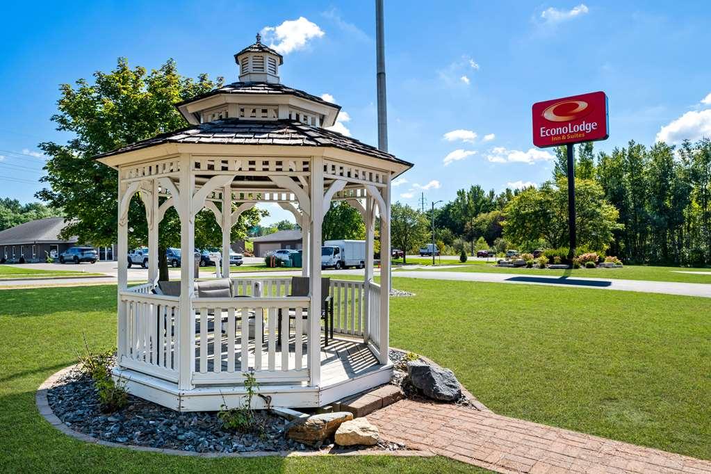 Econo Lodge Inn & Suites О Клер Екстериор снимка