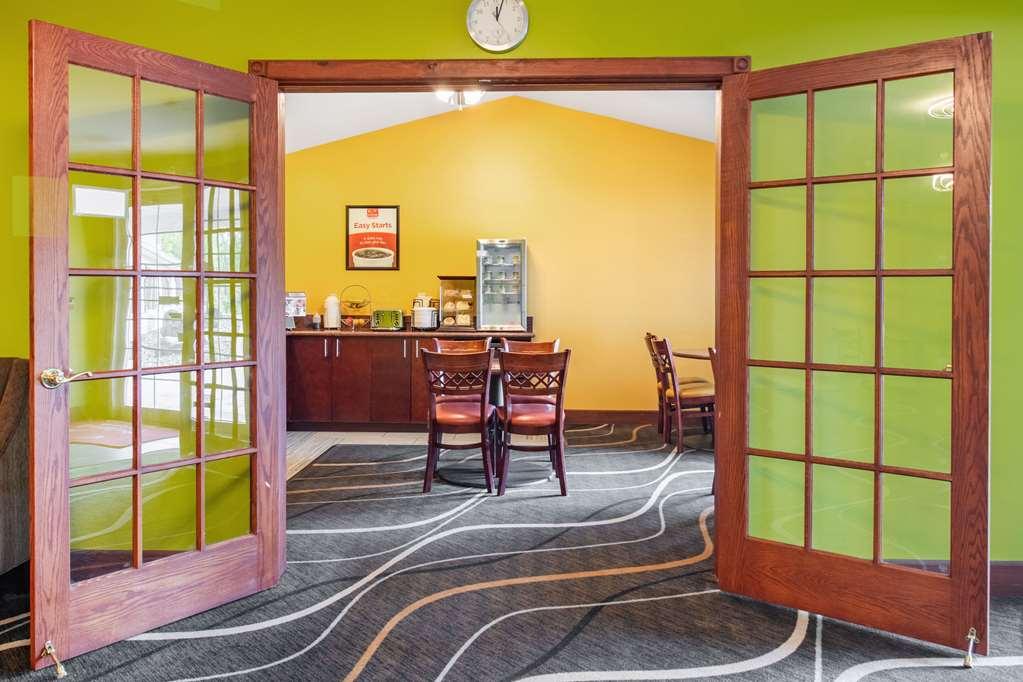 Econo Lodge Inn & Suites О Клер Ресторант снимка