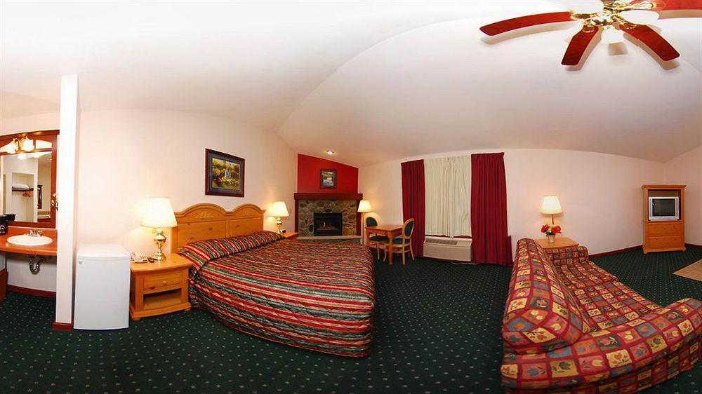 Econo Lodge Inn & Suites О Клер Екстериор снимка