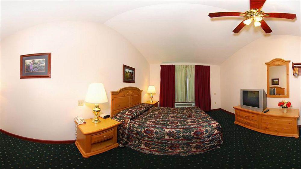 Econo Lodge Inn & Suites О Клер Екстериор снимка