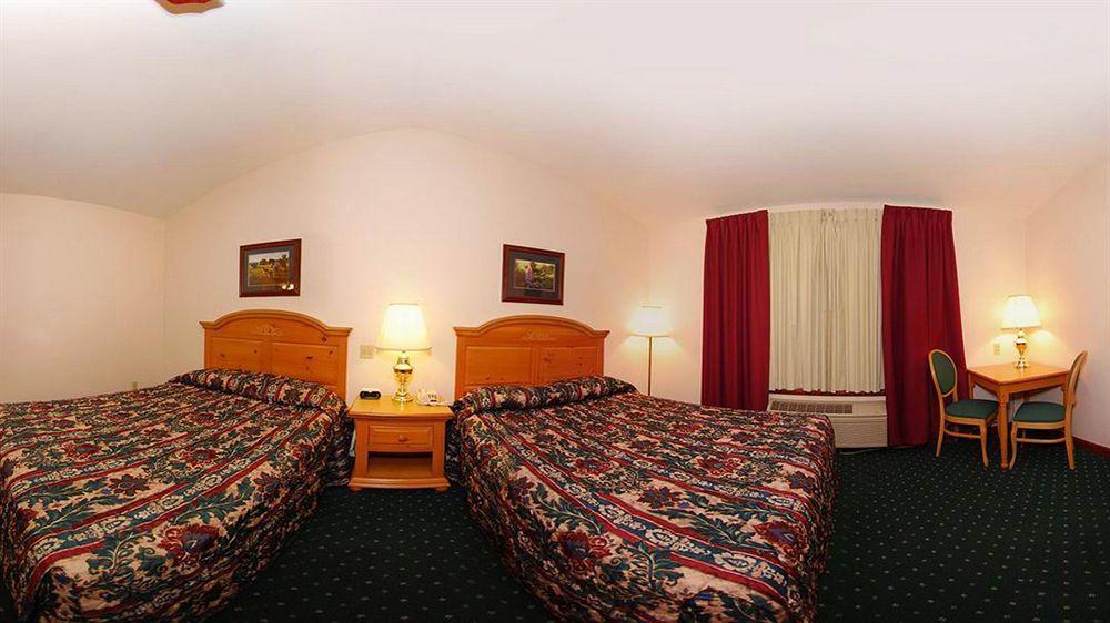 Econo Lodge Inn & Suites О Клер Екстериор снимка