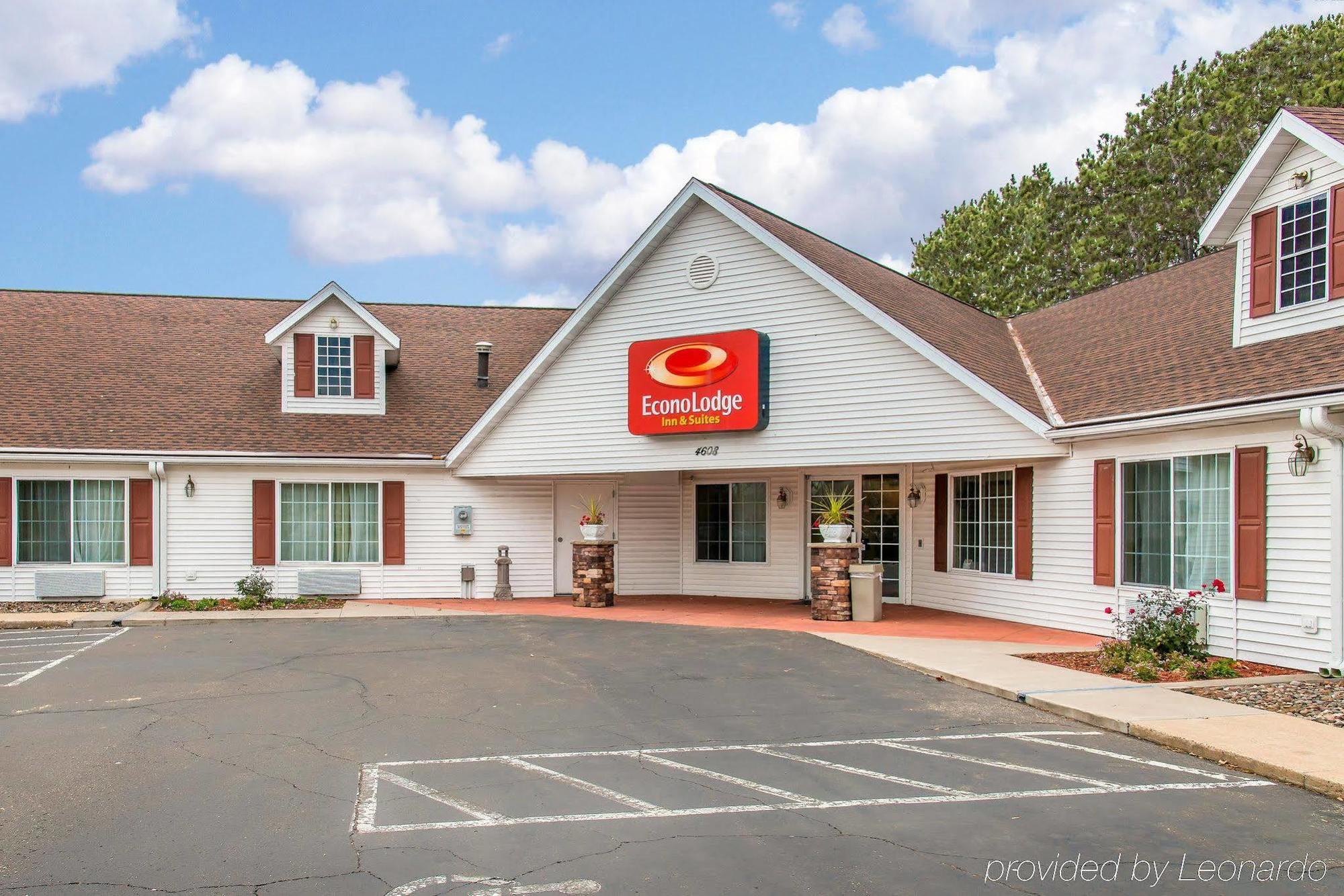 Econo Lodge Inn & Suites О Клер Екстериор снимка