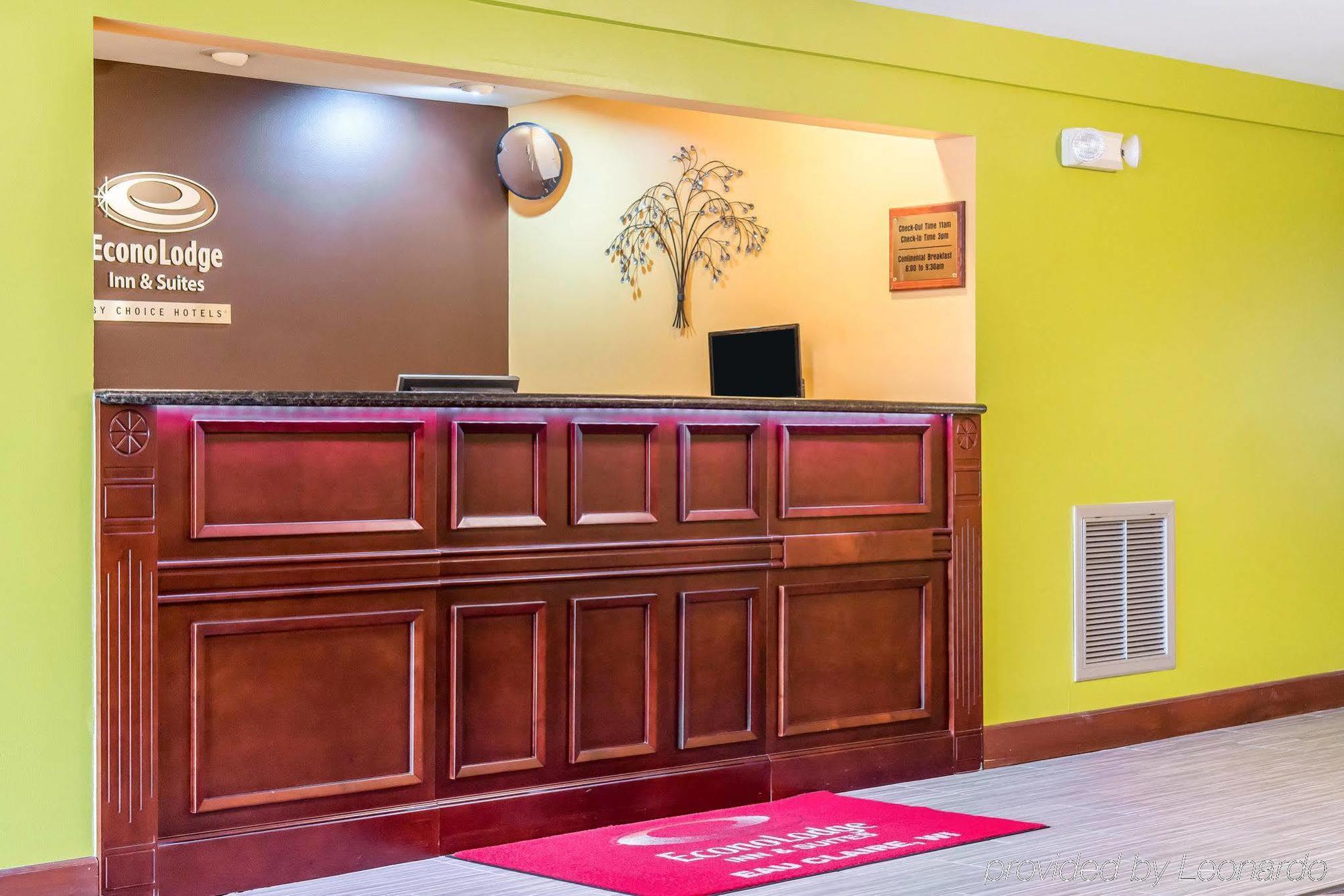 Econo Lodge Inn & Suites О Клер Екстериор снимка
