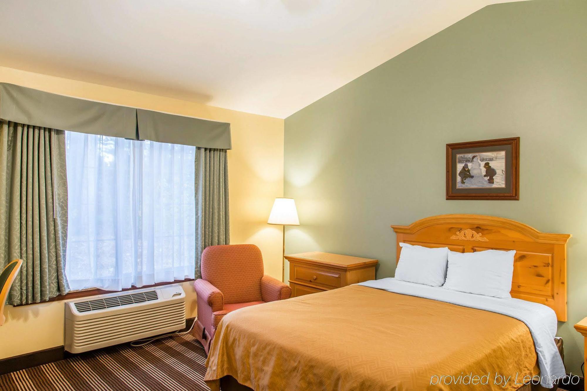 Econo Lodge Inn & Suites О Клер Екстериор снимка