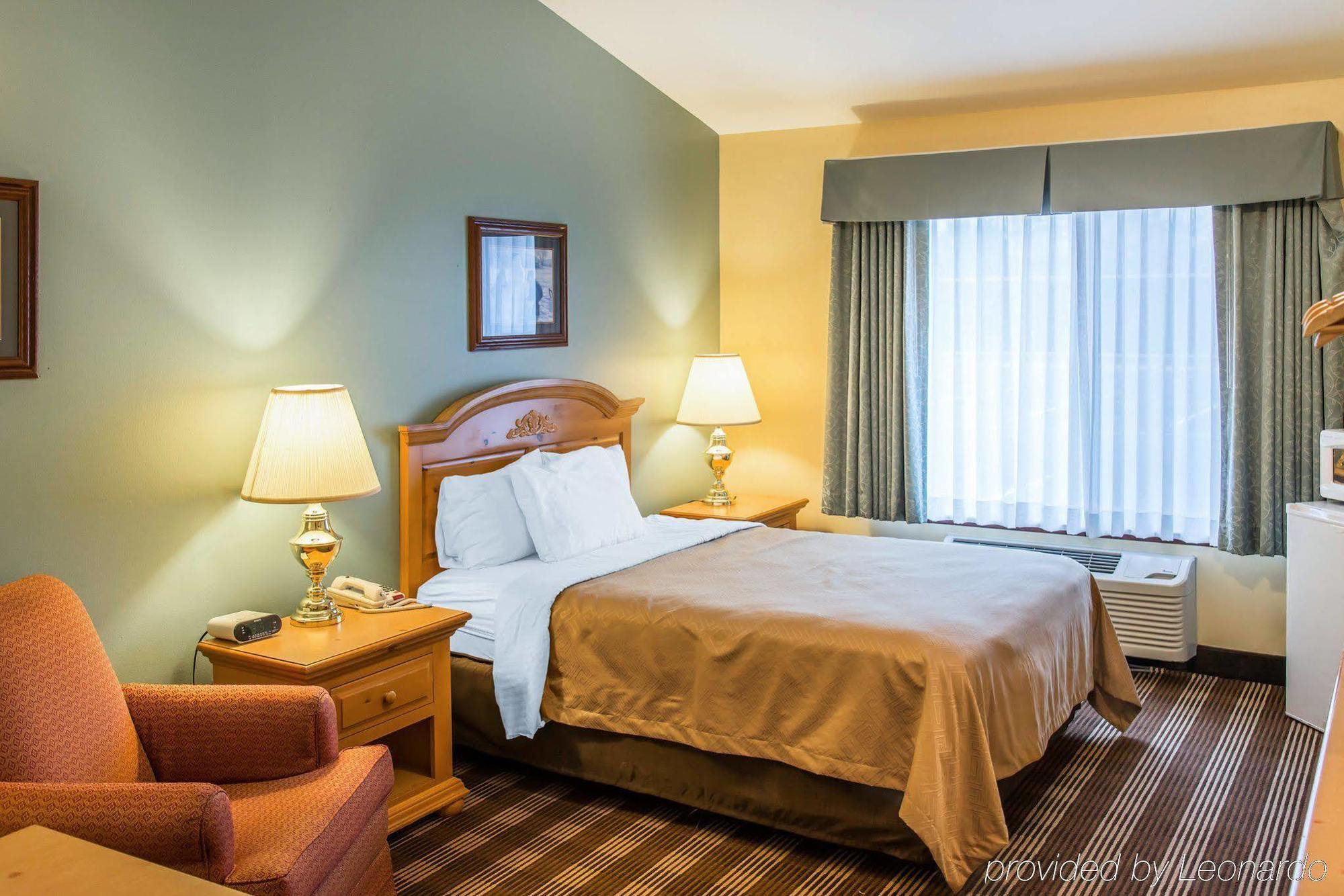 Econo Lodge Inn & Suites О Клер Екстериор снимка