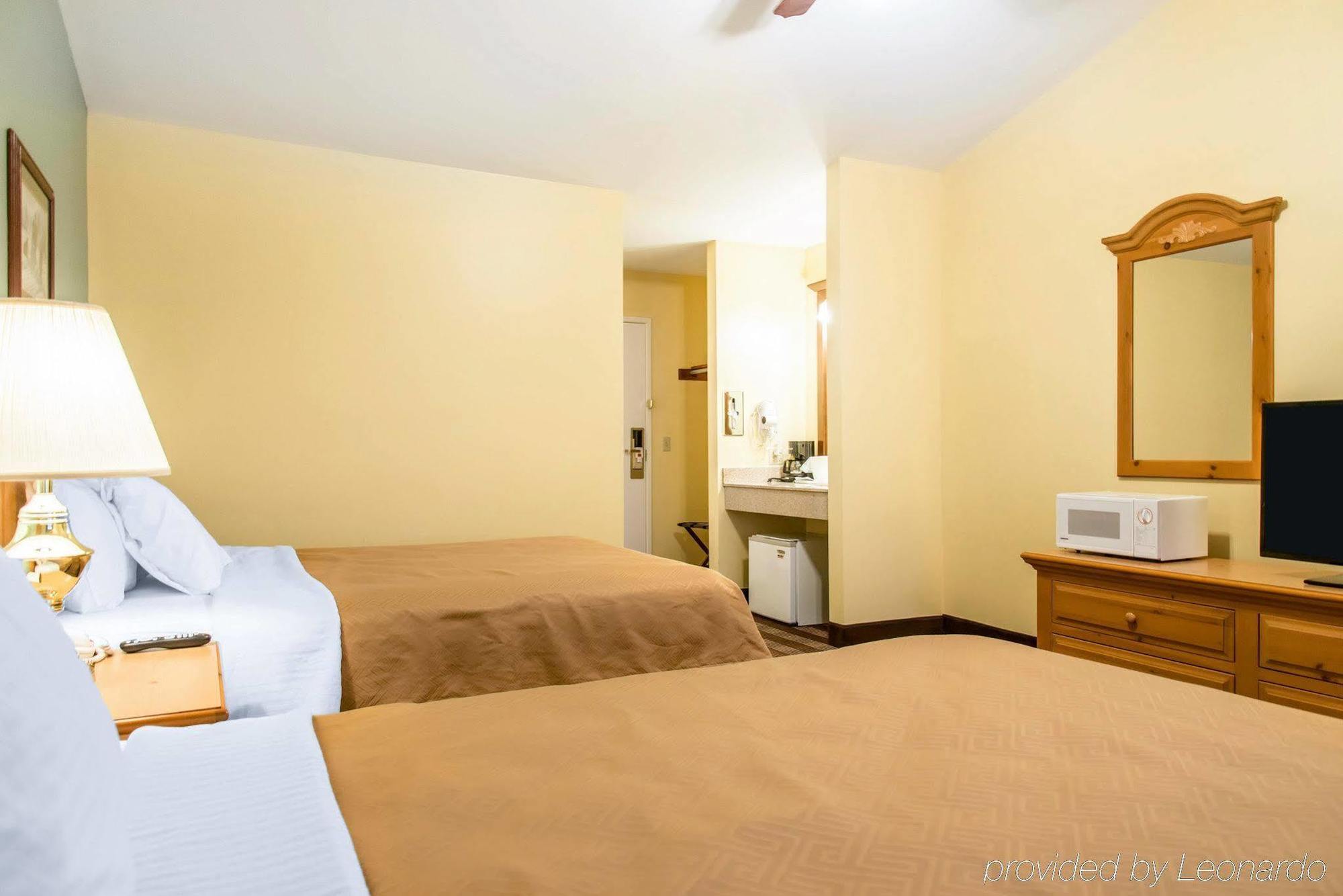 Econo Lodge Inn & Suites О Клер Екстериор снимка