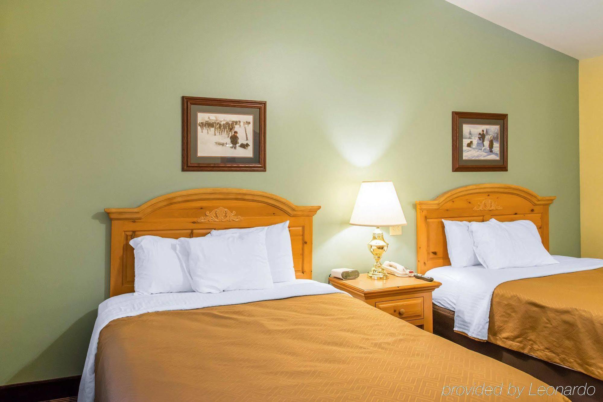 Econo Lodge Inn & Suites О Клер Екстериор снимка