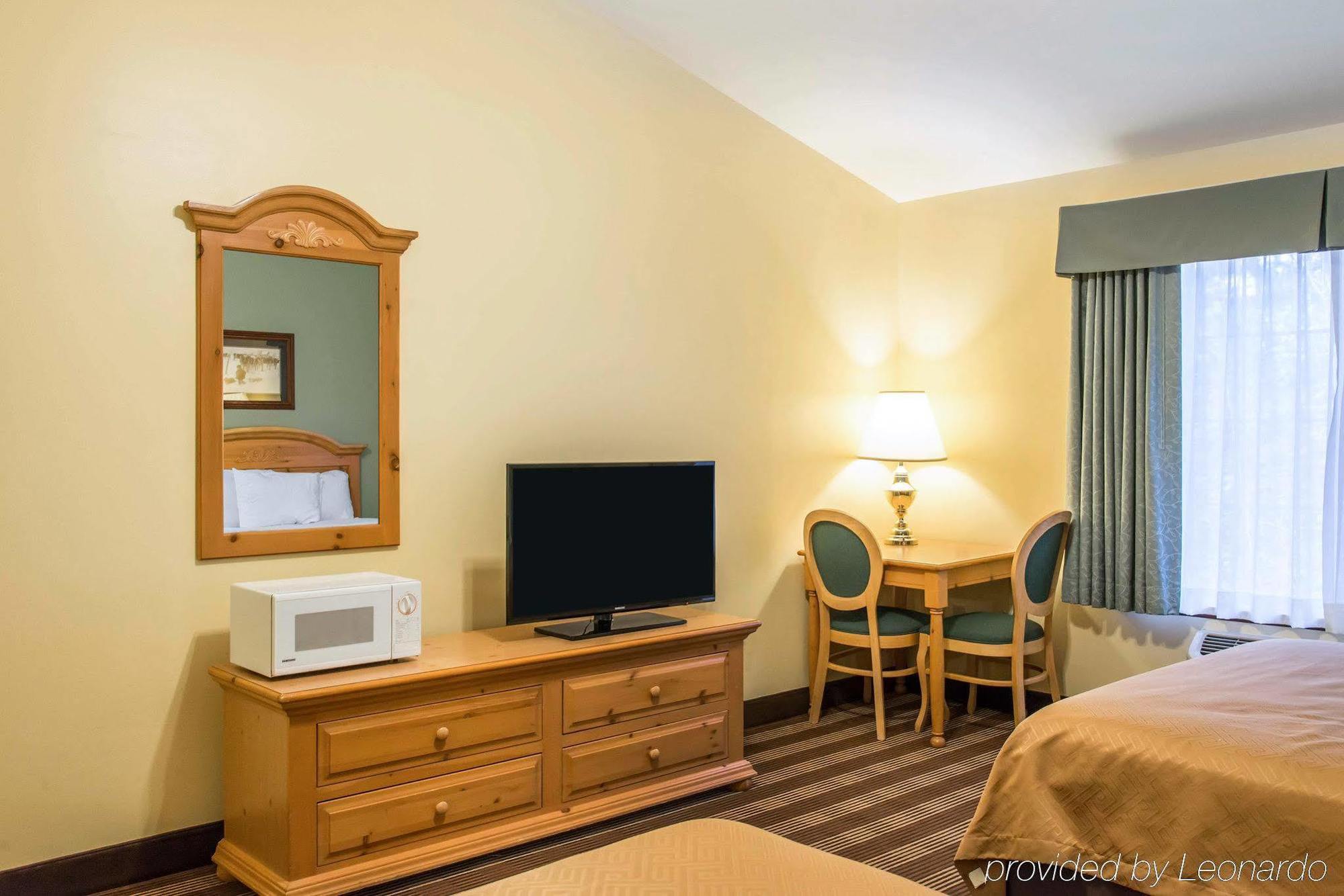 Econo Lodge Inn & Suites О Клер Екстериор снимка