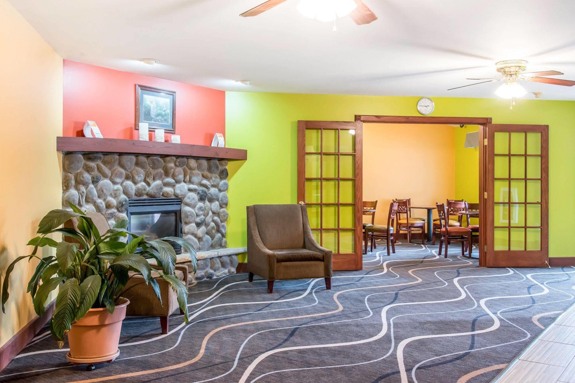 Econo Lodge Inn & Suites О Клер Екстериор снимка