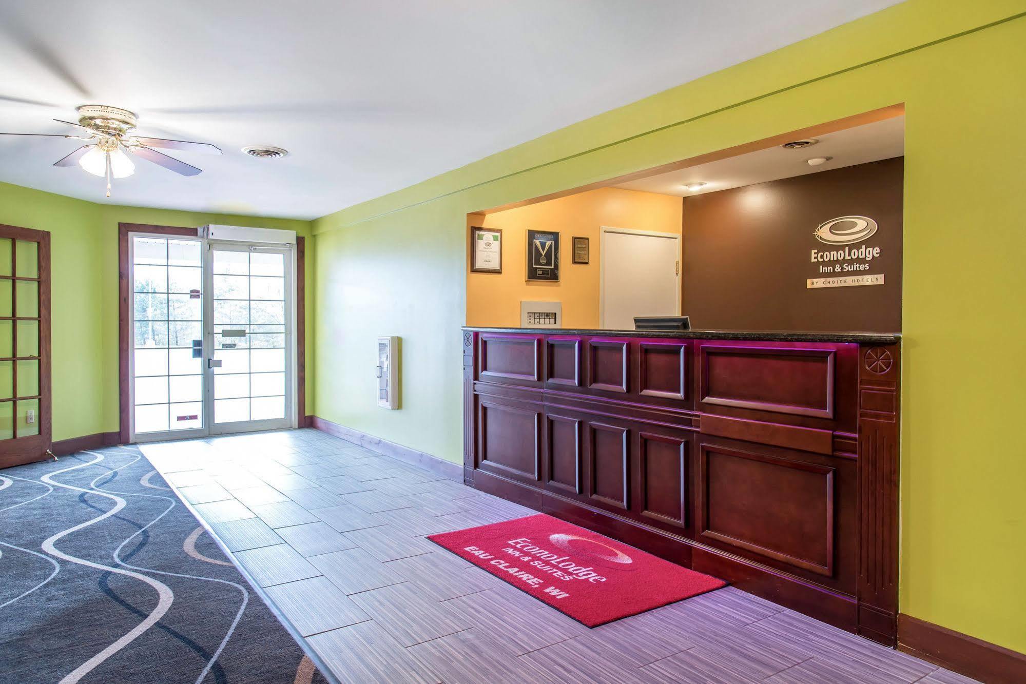 Econo Lodge Inn & Suites О Клер Екстериор снимка
