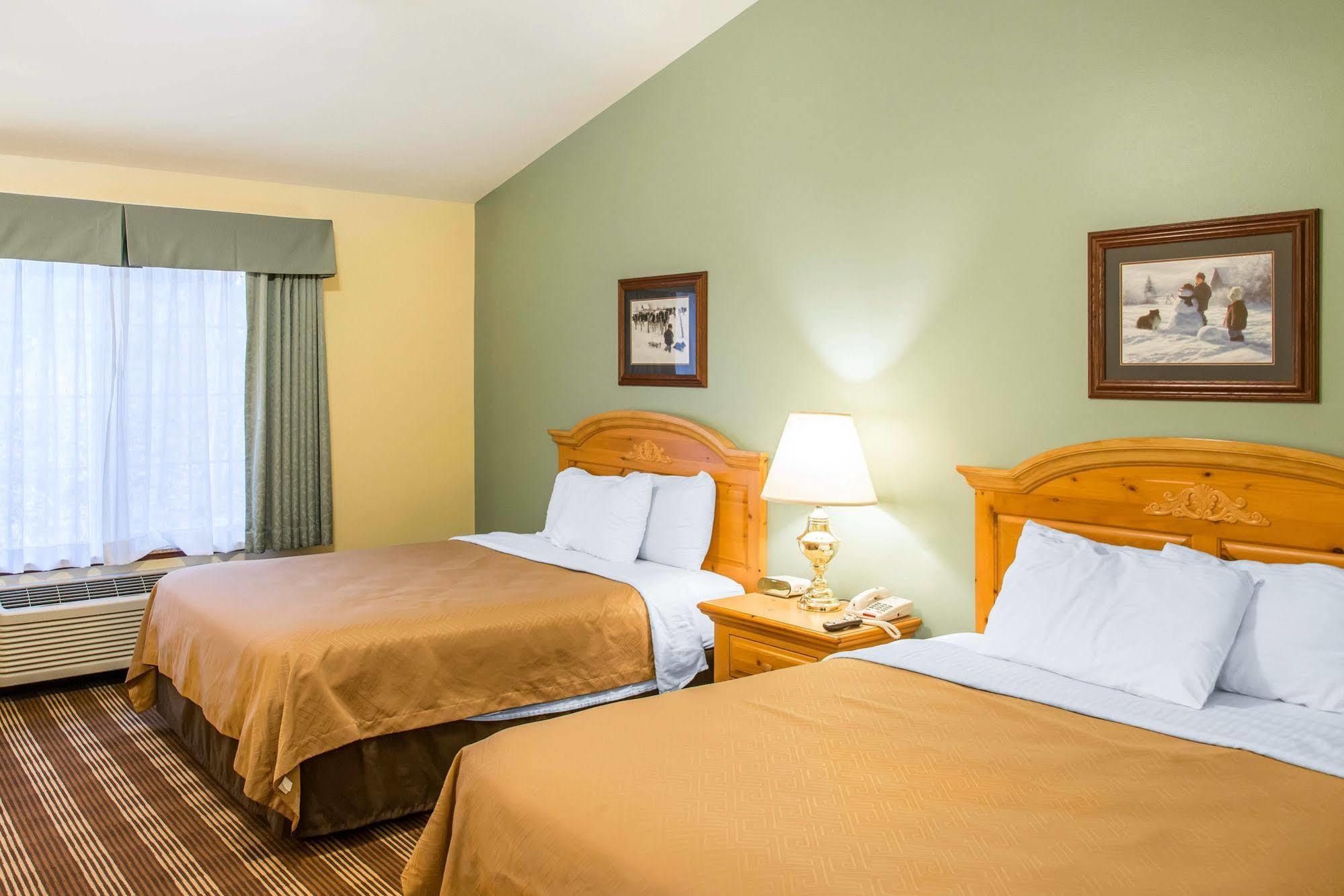 Econo Lodge Inn & Suites О Клер Екстериор снимка