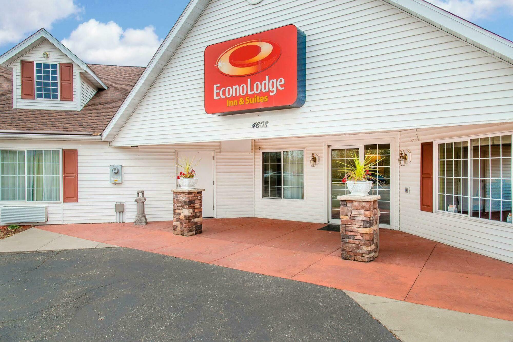 Econo Lodge Inn & Suites О Клер Екстериор снимка
