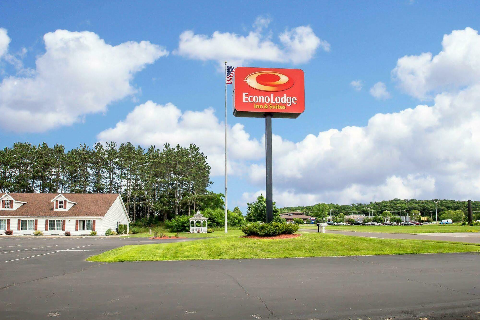 Econo Lodge Inn & Suites О Клер Екстериор снимка