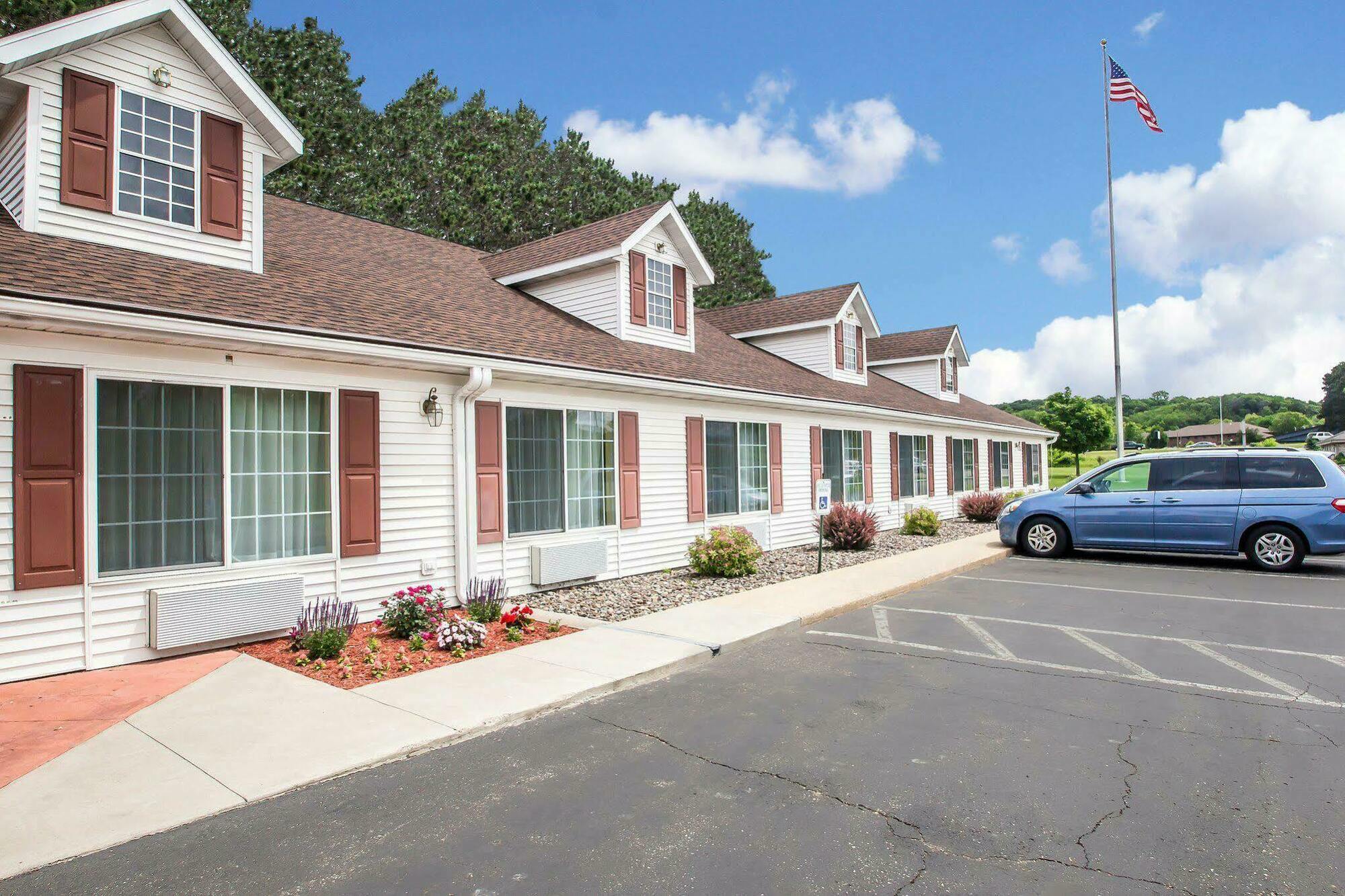 Econo Lodge Inn & Suites О Клер Екстериор снимка