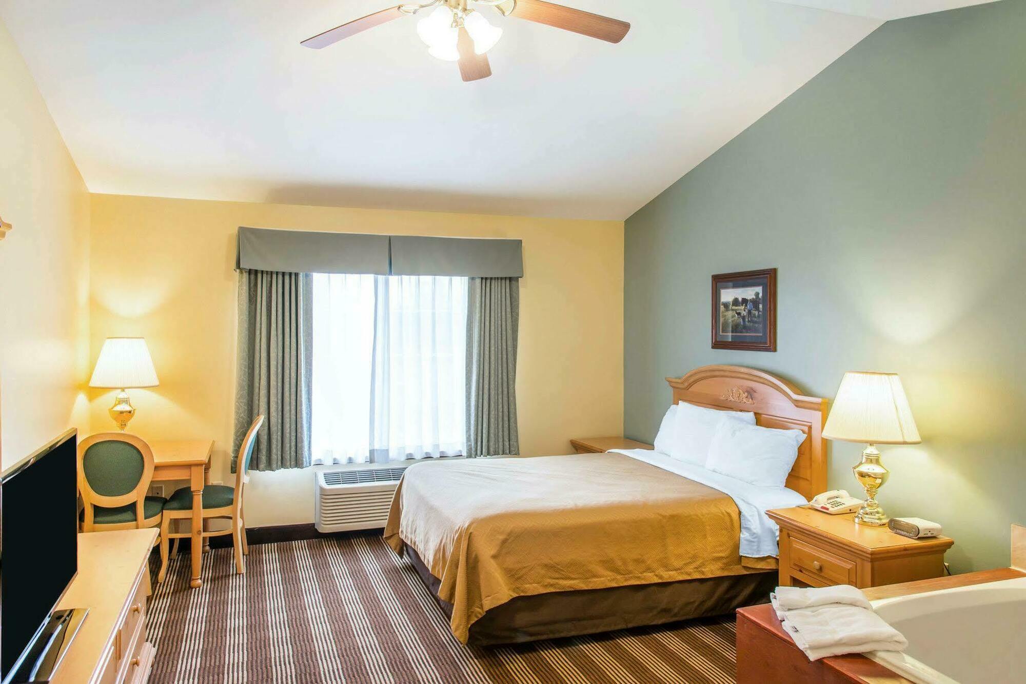 Econo Lodge Inn & Suites О Клер Екстериор снимка