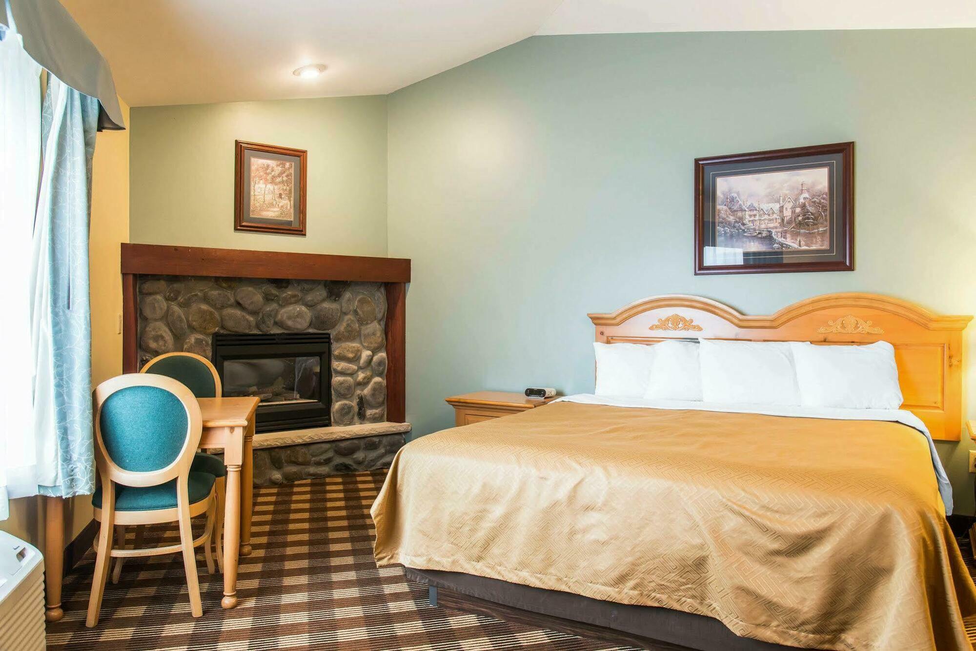 Econo Lodge Inn & Suites О Клер Екстериор снимка