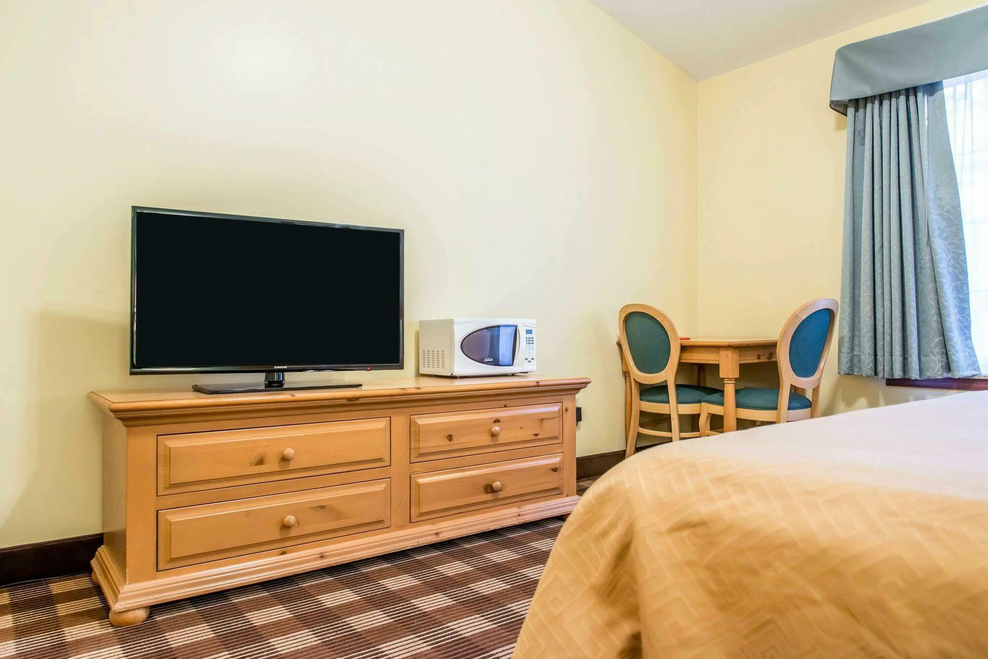 Econo Lodge Inn & Suites О Клер Екстериор снимка