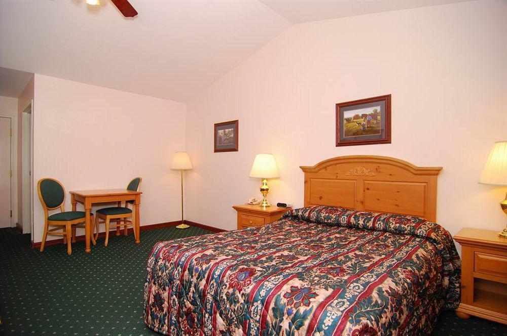 Econo Lodge Inn & Suites О Клер Екстериор снимка