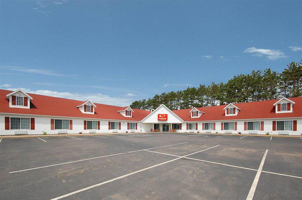 Econo Lodge Inn & Suites О Клер Екстериор снимка