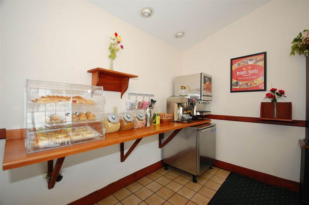 Econo Lodge Inn & Suites О Клер Екстериор снимка