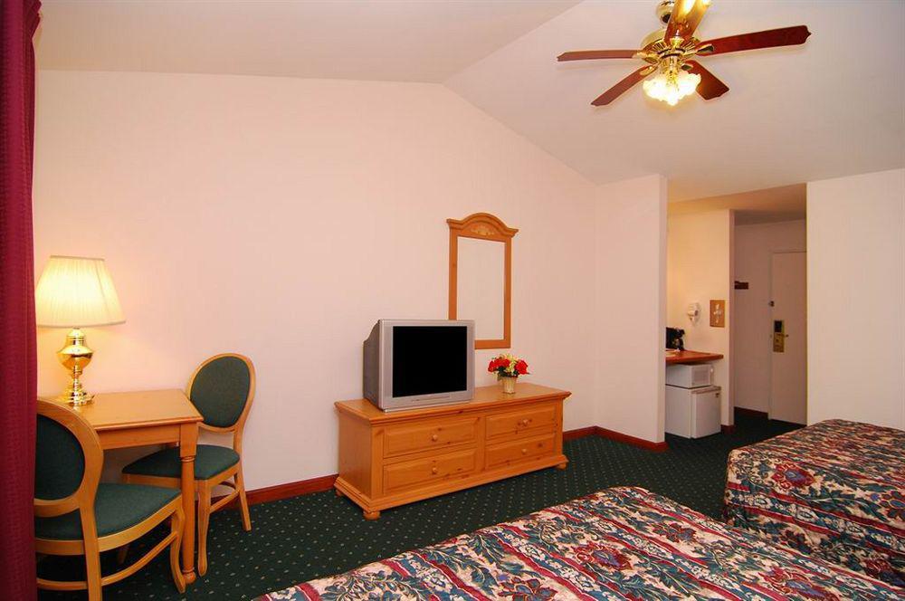 Econo Lodge Inn & Suites О Клер Екстериор снимка